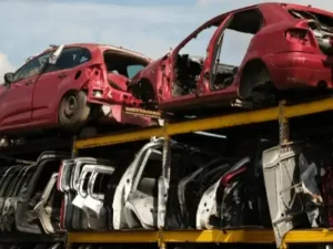 Dal veicolo ai nuovi materiali: il viaggio di un'auto riciclata